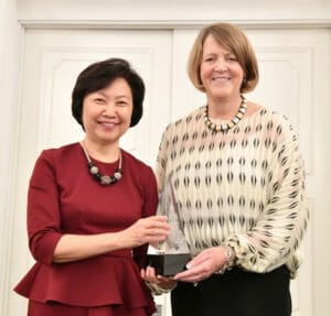 ULI Foundation President and CEO Kathleen Carey presented Cheong with the prize. 