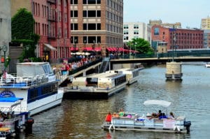 Commercial Boating Industry There are three commercial cruise lines that operate on the Milwaukee River. Given the unprecedented growth in popularity, each company has substantially increased the size of their fleet over the years and continues to grow. Photo Credit – Dennis Raschke, The Milwaukee RiverWalk District, Inc.